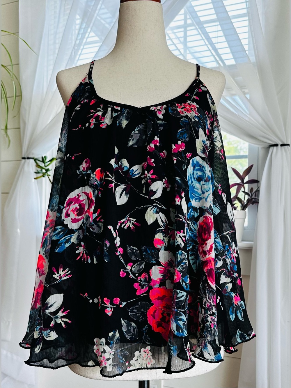 Express Floral Print Babydoll Chiffon Blouse / Cami Tank Top.
Size: Medium
